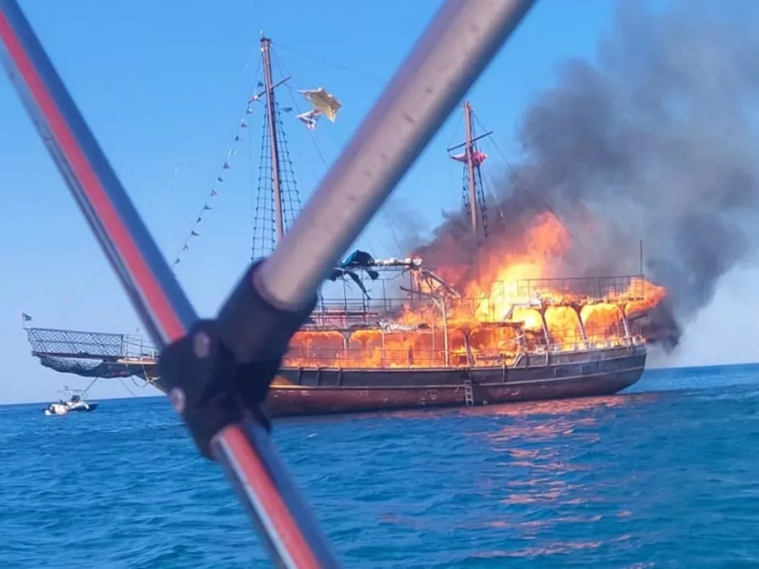 Un vas cu 80 de turiști a fost mistuit de flăcări lângă insula Rodos