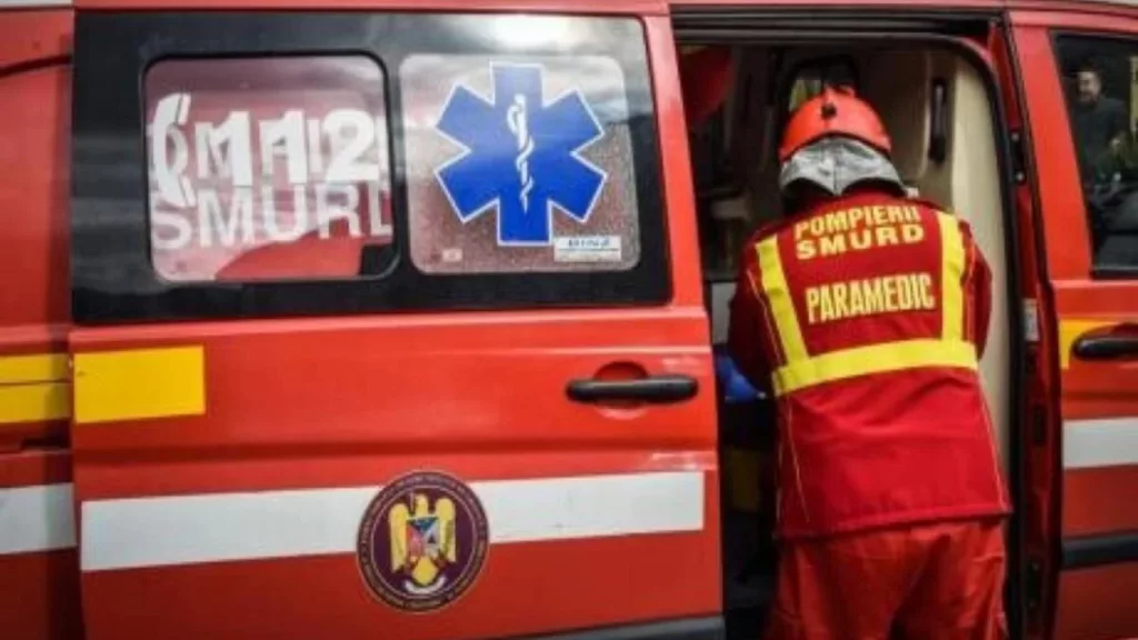 O femeie şi-a aruncat copiii de 2 şi de 3 ani de la etaj
