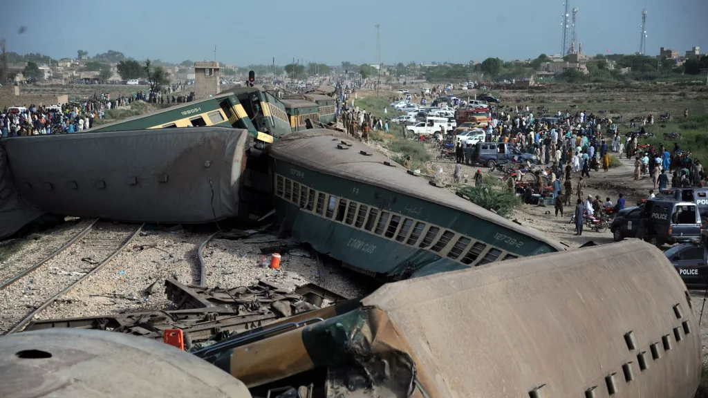 (VIDEO) Un tren a deraiat în Pakistan. 30 de persoane au murit