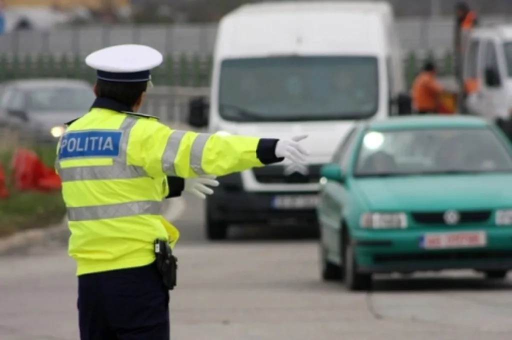 A rămas fără permis după ce poliţia l-a prins că circula cu viteză de autostradă în oraş
