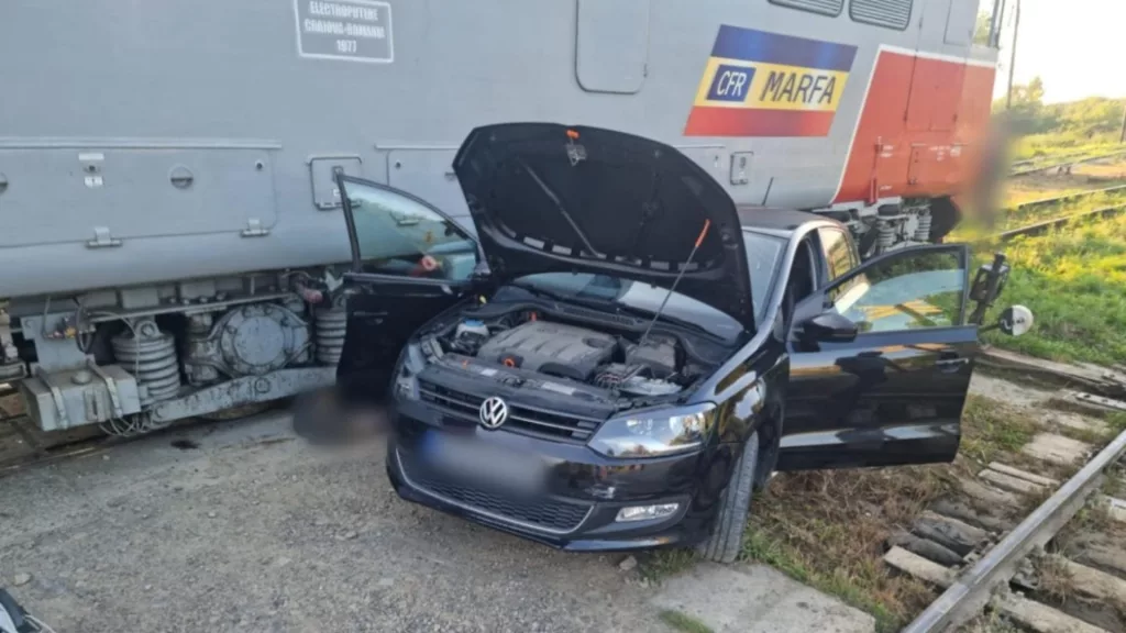 O mașină a fost lovită de un mărfar. O femeie a murit