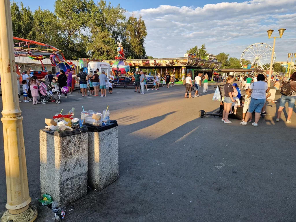Satul de Vacanță din Mamaia: Bâlci, kitsch și mici în cel mai aglomerat loc din stațiune