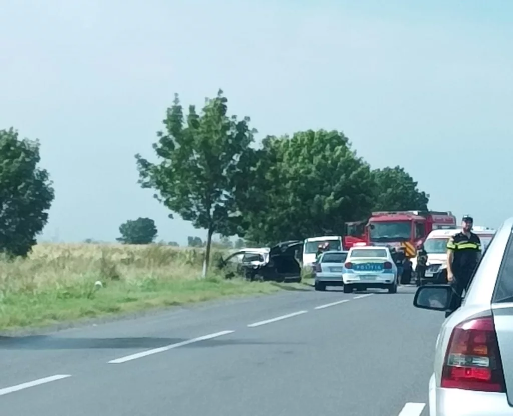 Şase persoane, printre care trei copii, rănite într-un accident pe DN 2