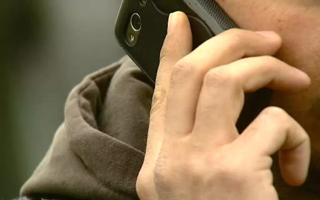 Deținut cu telefon mobil în celulă înșela oameni prin metoda ”Accidentul”