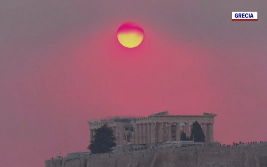 Flăcările au reizbucnit în Grecia. Incendiile violente se apropie de Atena