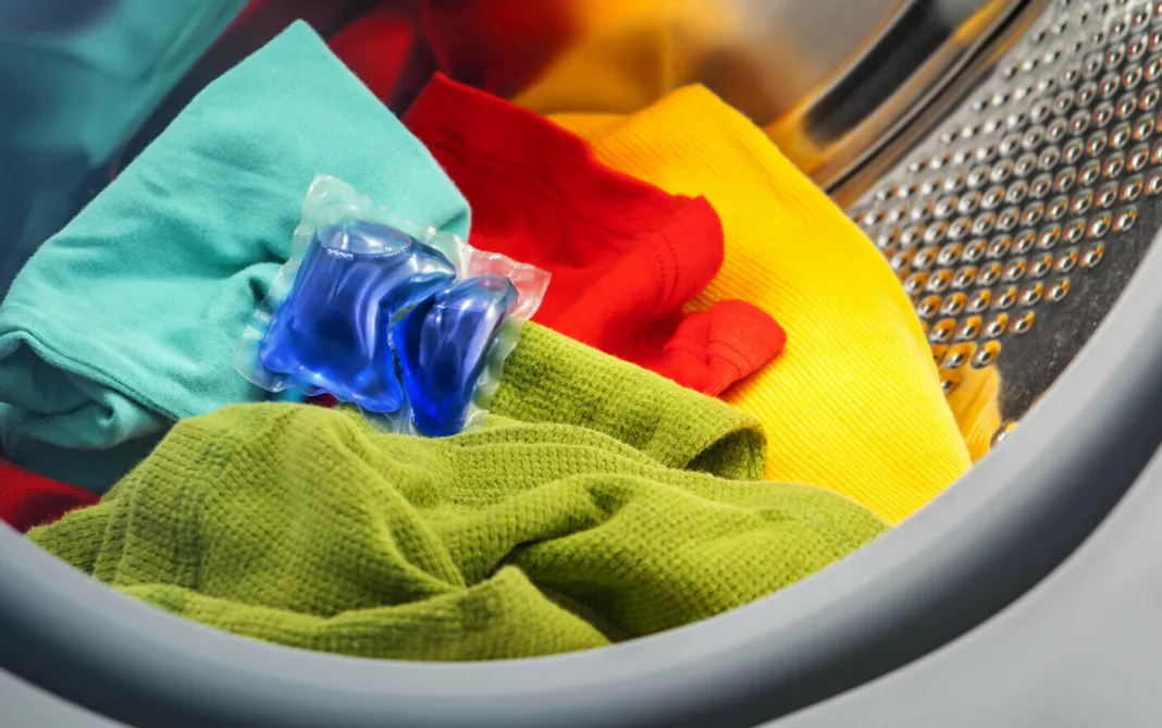 Fetiţă de 2 ani, dusă de urgență la spital după ce a înghiţit o capsulă de detergent lichid