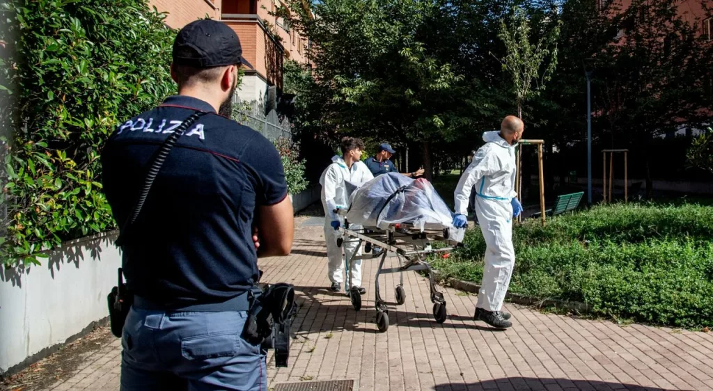 Şi-a ucis mama, a sunat la 112 și apoi s-a sinucis