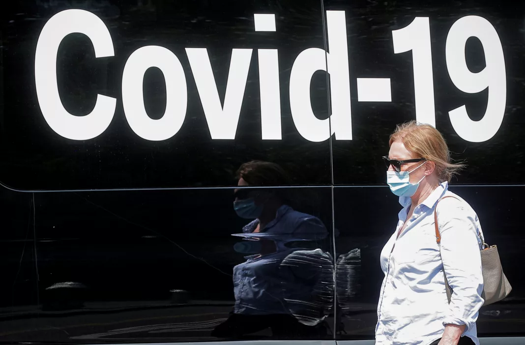 Cazurile de COVID-19 cresc cu noua variantă, Eris (Fotot: REUTERS-Brendan McDermid)