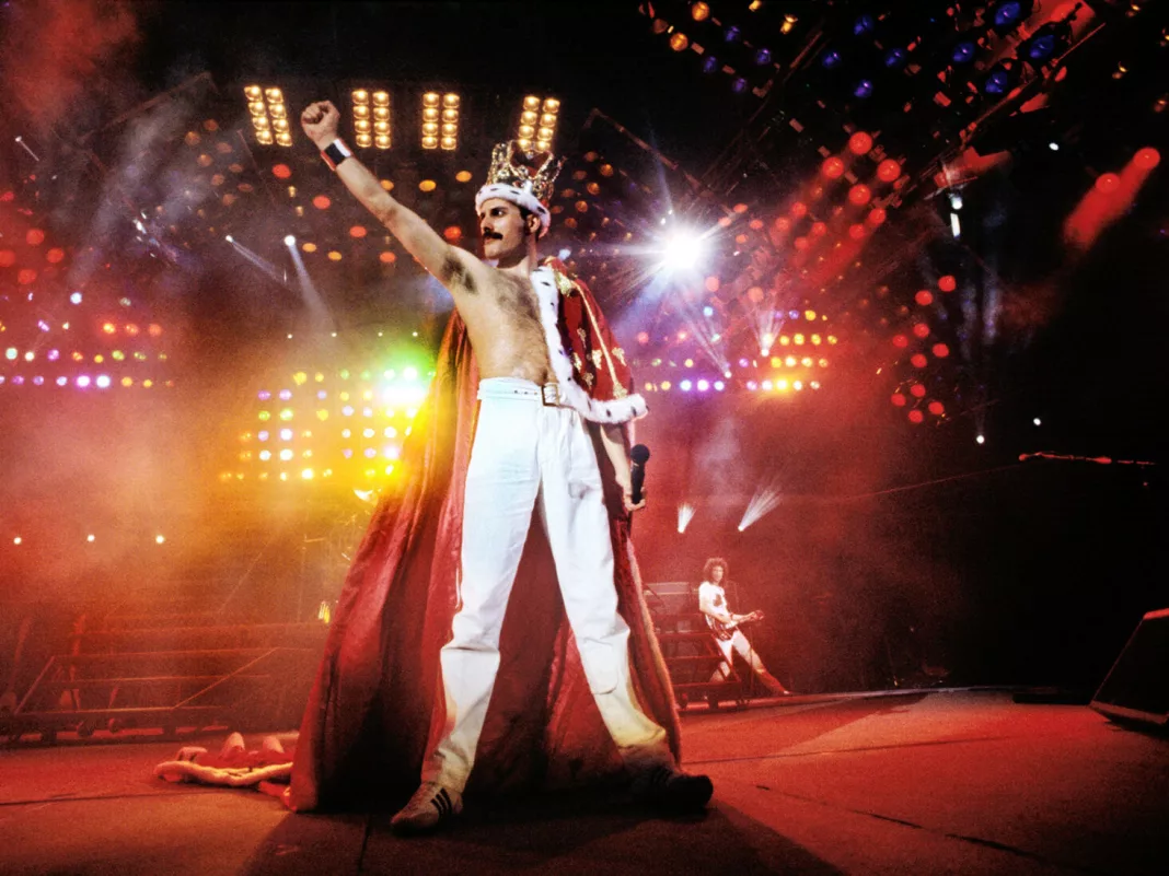 Expoziția gratuită reunește lumea privată și publică a lui Freddie Mercury
