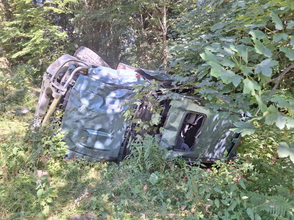 O mamă și copiii ei s-au răsturnat cu mașina într-o râpă