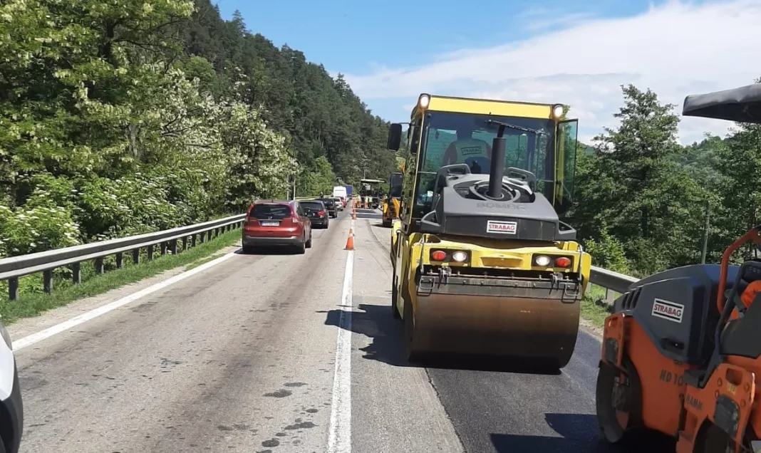 Sunt restricții de circulație pe mai multe drumuri naționale din județul Vâlcea