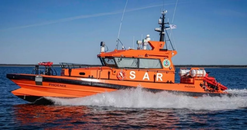 Nava Phoenix a fost chemată de la parada de Ziua Marinei pentru a căuta o persoană căzută în apă
