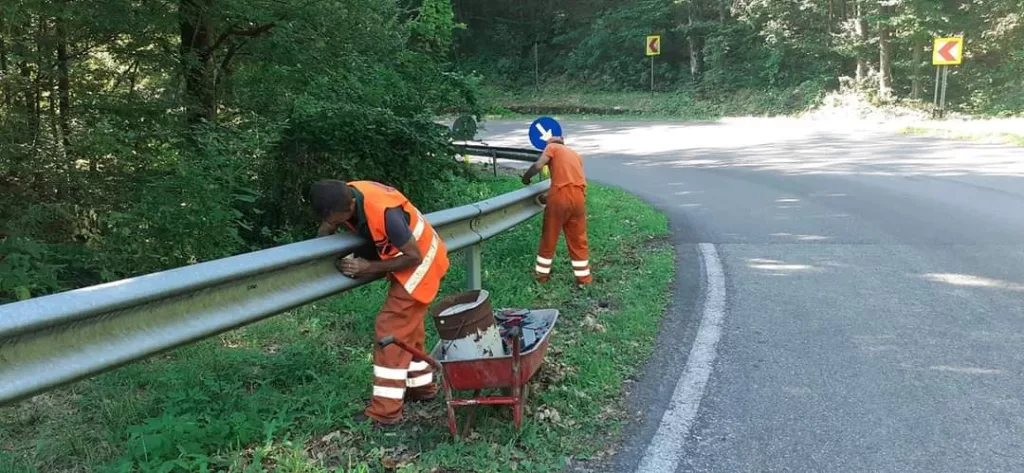 Gorj: Se remontează elementele de siguranță furate de pe drumurile naționale