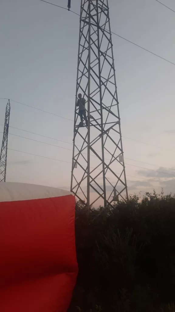 Un bărbat a fost salvat după ce a stat 60 de ore pe un stâlp de înaltă tensiune