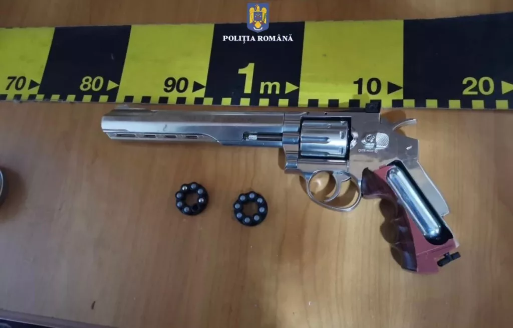 Dosar penal după ce ar fi cumpărat o puşcă şi un pistol