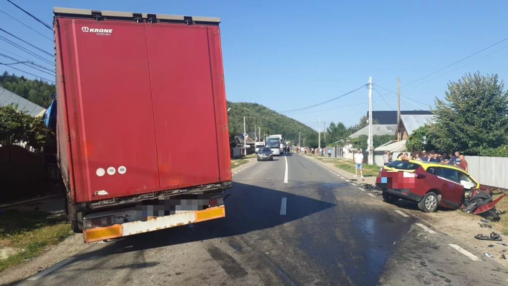 Un şofer a murit după ce a intrat într-un TIR, pe contrasens