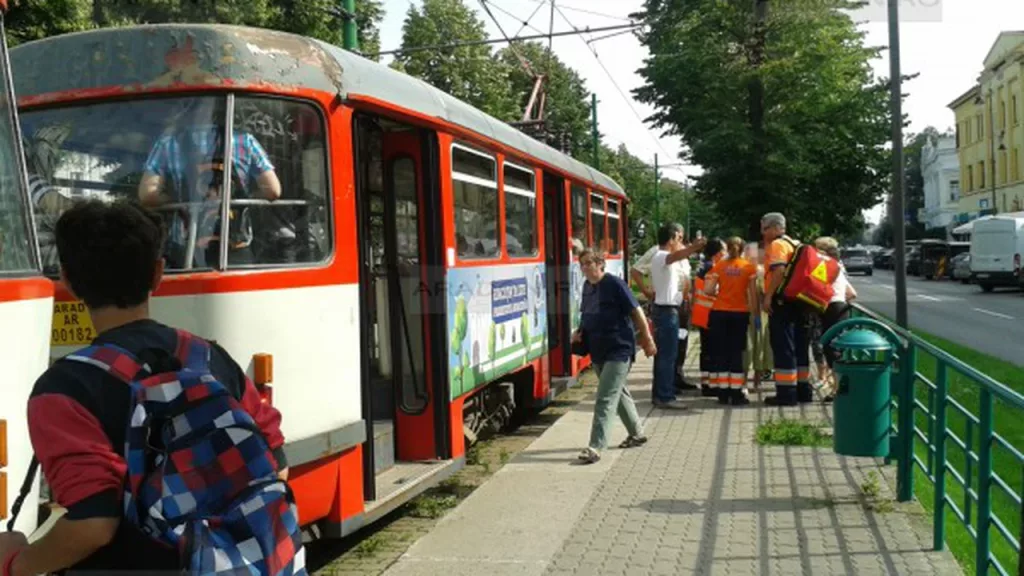 Femeie omorâtă de tramvai când încerca să coboare căruciorul în care se afla fiica ei cu handicap