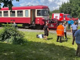 Cinci răniţi după ce o maşină a fost lovită de tren