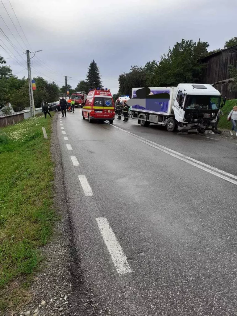 Neamţ: Şase persoane, rănite după coliziunea dintre un autoturism şi o autoutilitară