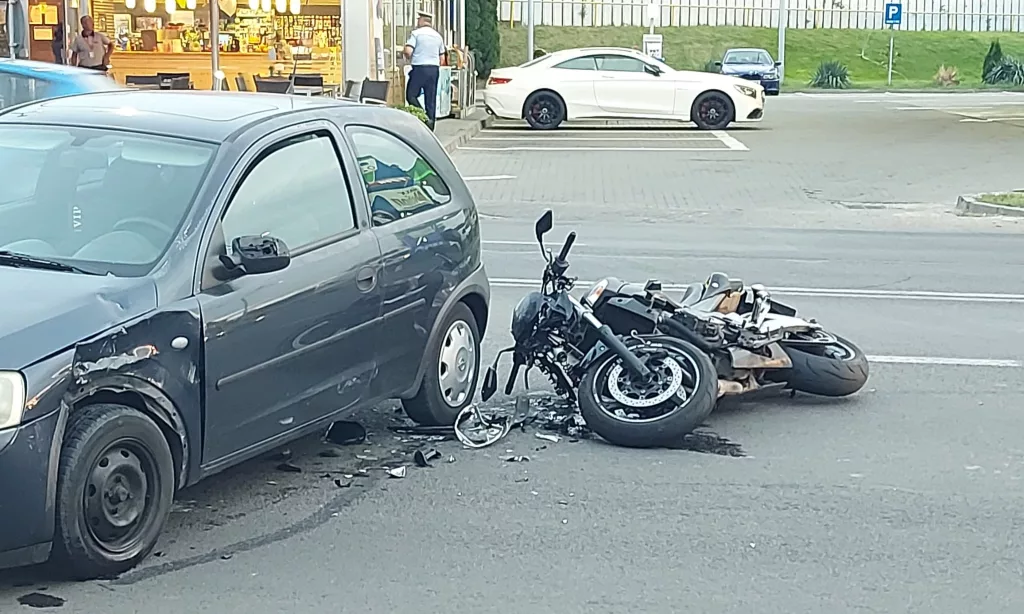 Motociclist rănit într-un accident provocat de un şofer, pe Calea Bucureşti