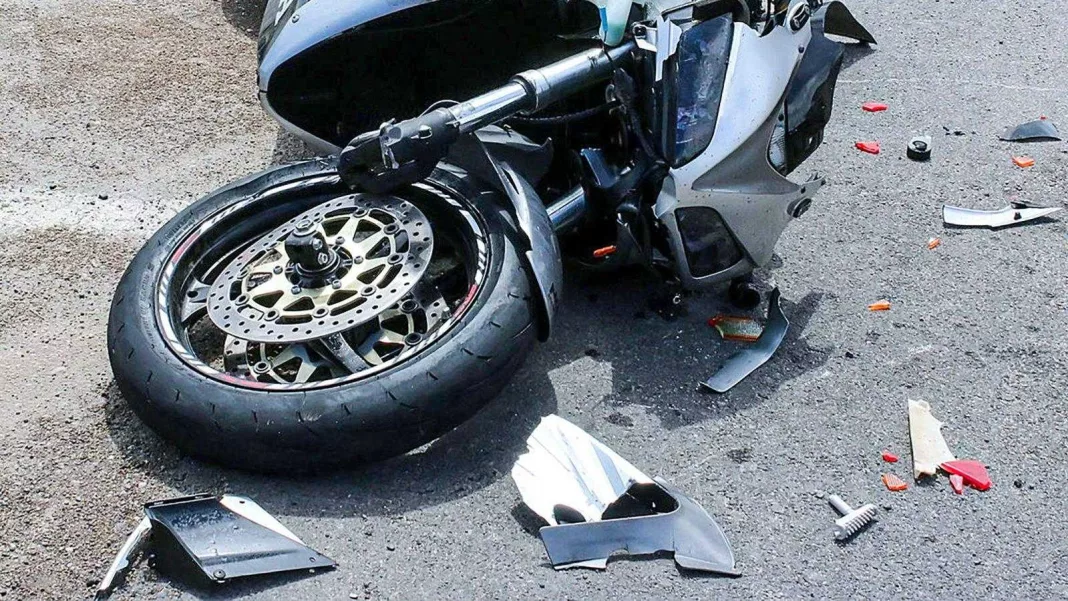 Un motociclist de 22 de ani a murit după ce s-a izbit de un indicator, într-o curbă