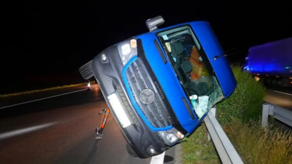Accident mortal pe autostrada M5 din Ungaria. Un microbuz românesc a intrat într-un parapet