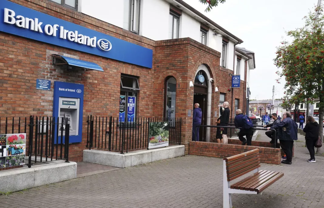 Clienții unei bănci au putut să retragă bani de la bancomat deşi aveau conturile goale