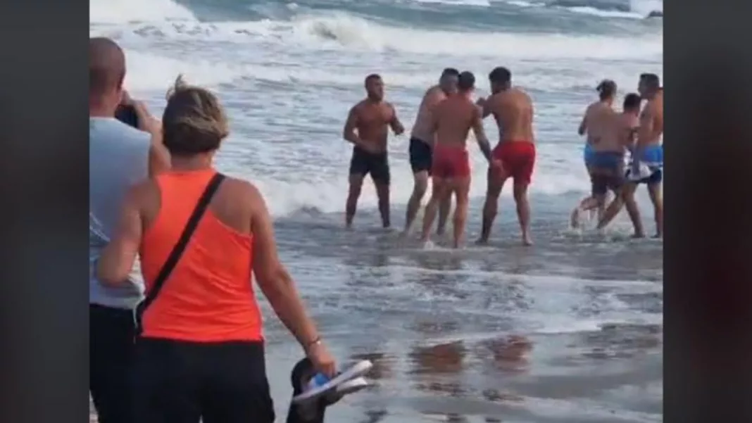 Dosar penal după o bătaie pe plajă între salvamari şi turişti