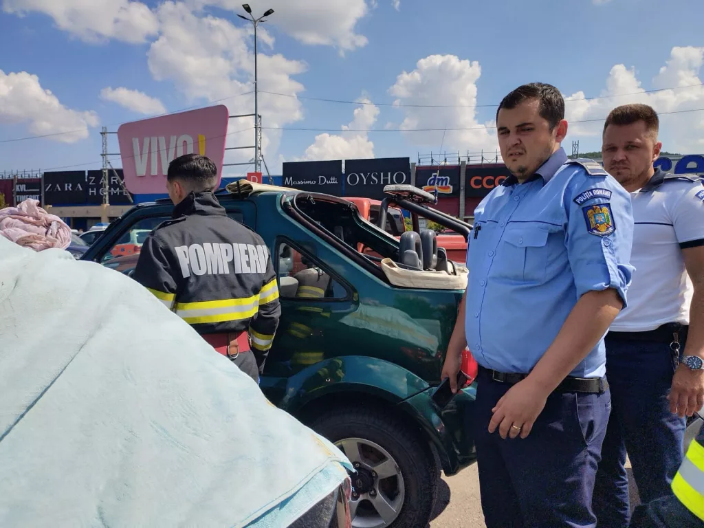 Un câine a murit de cald în maşină în timp ce stăpânul era în mall