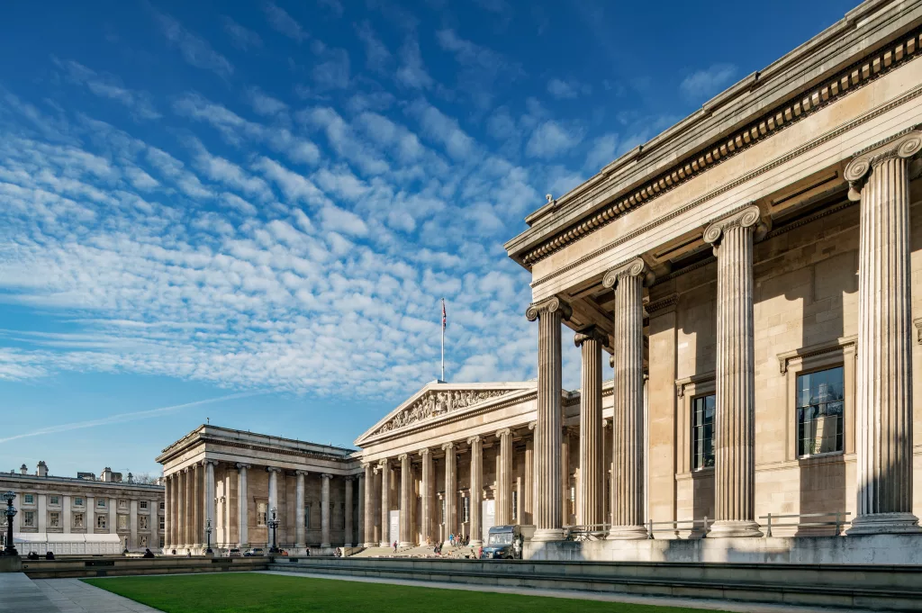 Angajat al British Museum, acuzat că a furat bijuterii de aur, pietre semipreţioase şi sticlărie