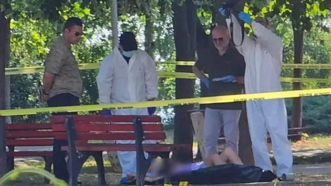 Un bărbat care mergea la pescuit, a trecut prin parc și a observat trupul chircit sub o bancă