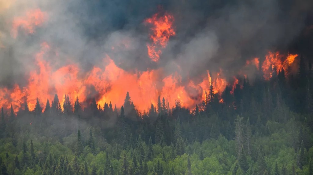 Amenințare reală pentru orașul Yellowknife din Canada. Flăcările se apropie