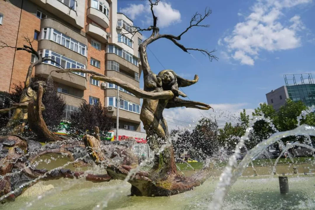 S-a întâmplat minunea! Fântâna arteziană de la Piața Mare funcționează, în sfârșit