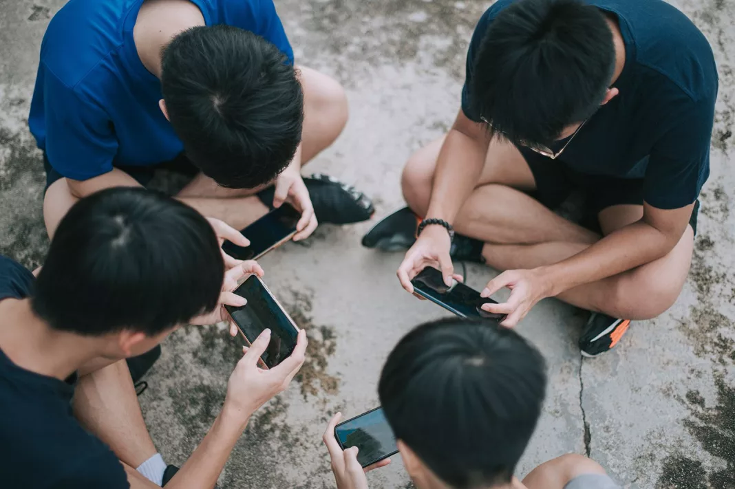China vrea să interzică minorilor să stea pe telefon mai mult de două ore pe zi
