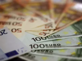 Un bărbat i-a furat concubinei economiile în euro, înlocuind valuta cu bani falşi