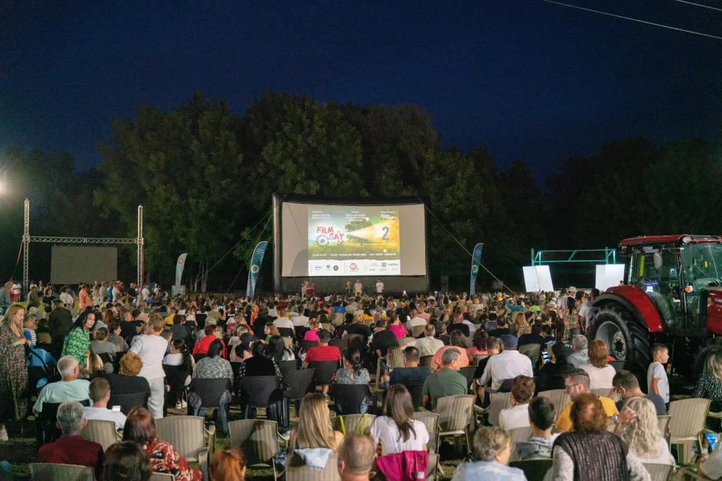 Concert Mihai Mărgineanu, filme românești și ateliere pentru copii, la Cernătești. Începe „Film în Sat”