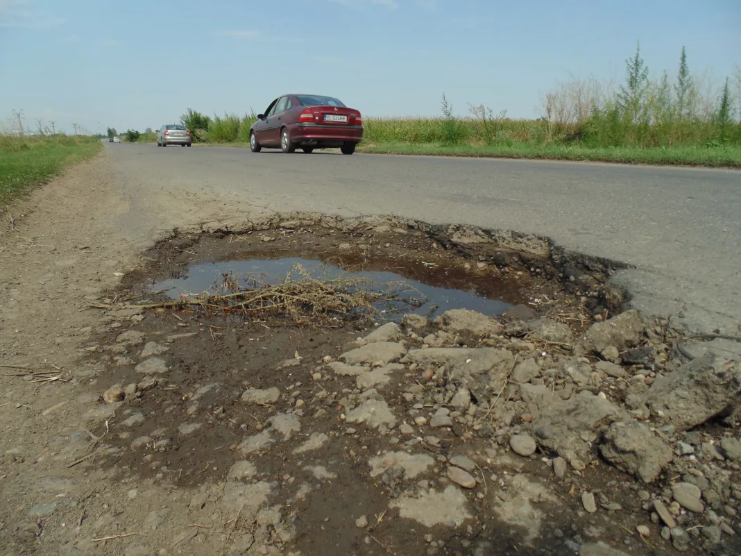Şofer care s-a răsturnat din cauza unei gropi nesemnalizate, despăgubit de CNAIR
