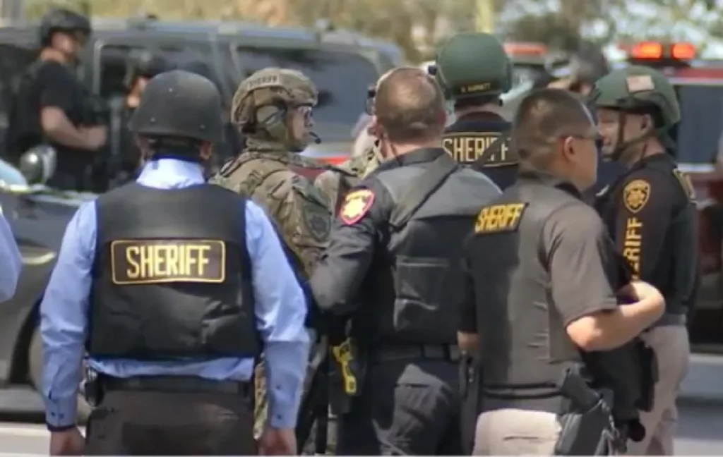 Cel puţin trei morţi, în urma unui atac armat într-un bar din California