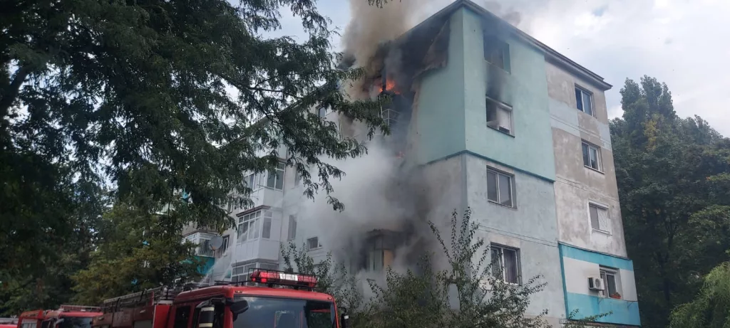 VIDEO. Incendiu la un bloc din Craiovița Nouă