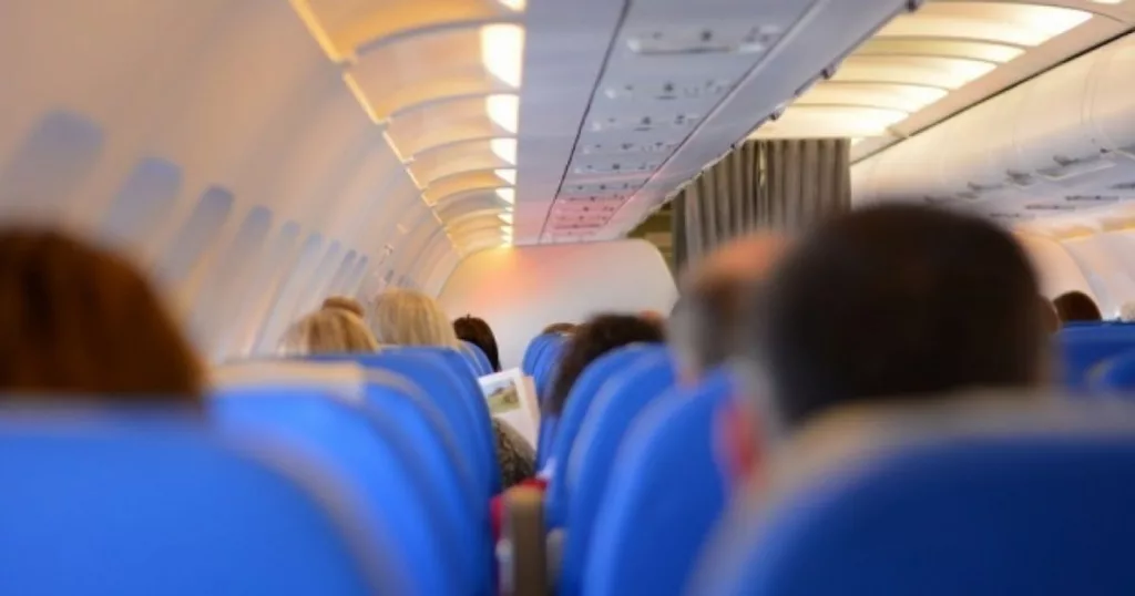 O companie aeriană își cântărește pasagerii înainte de a se îmbarca în avion