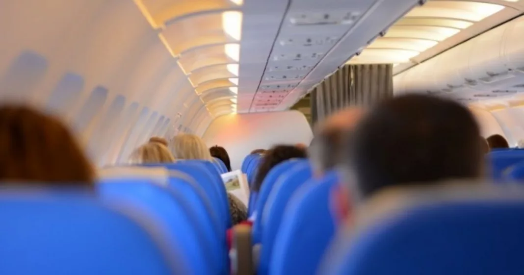 O companie aeriană își cântărește pasagerii înainte de a se îmbarca în avion