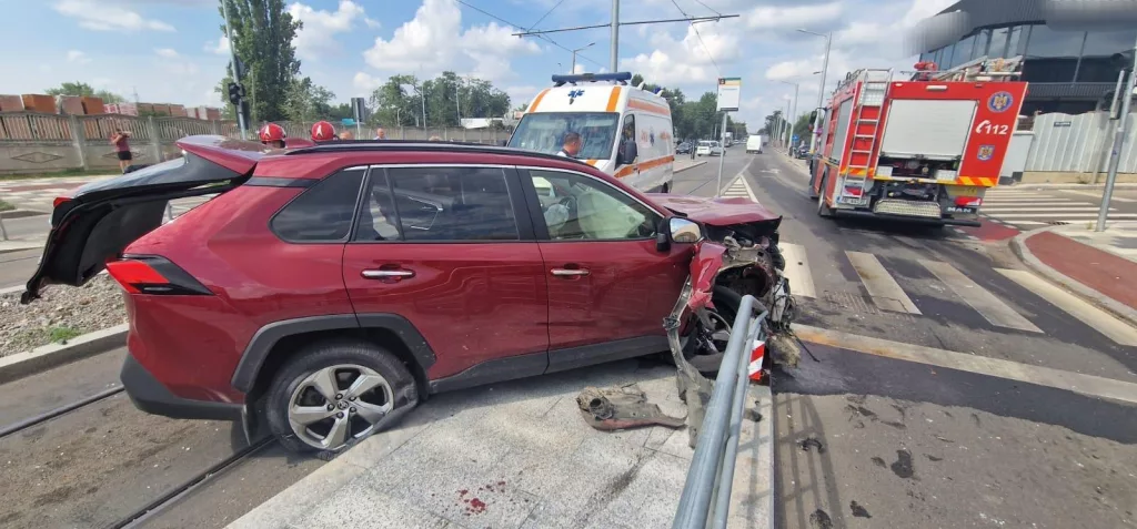 O șoferiță a intrat în refugiul pentru pietoni dintr-o stație de tramvai