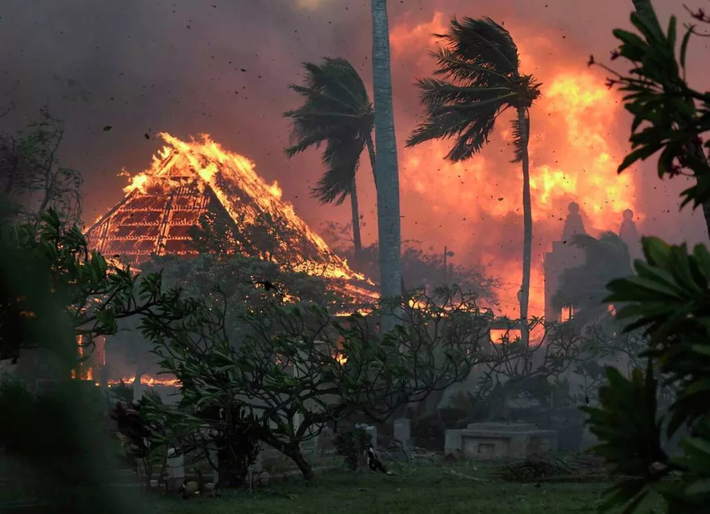 (VIDEO) Cel puțin 36 de persoane au murit în insula Maui în urma incendiilor
