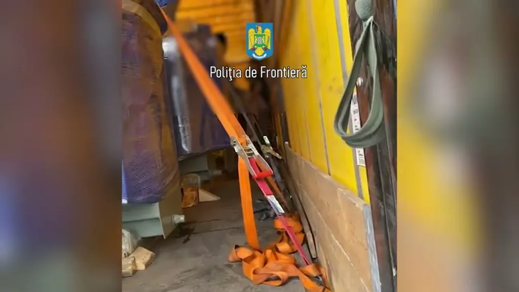 (VIDEO) 56 de migranți, ascunși printre paleţi cu vin şi pervazuri