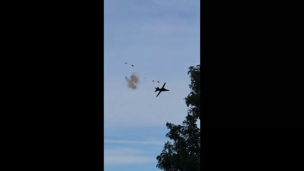 (VIDEO) Un MiG s-a prăbușit într-o parcare, în timpul unui spectacol aviatic