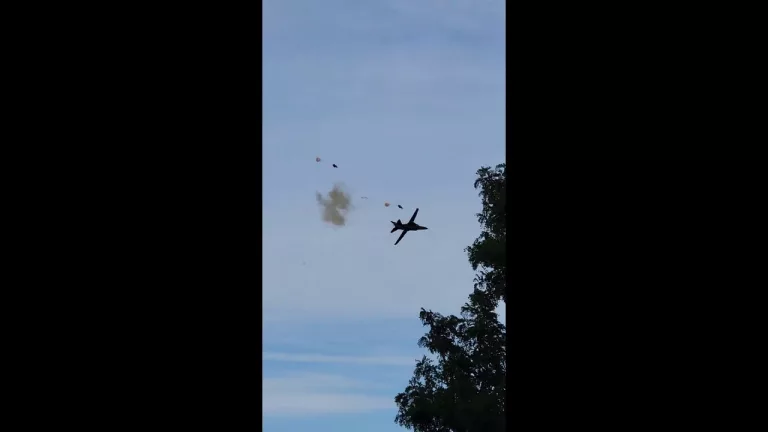 (VIDEO) Un MiG s-a prăbușit într-o parcare, în timpul unui spectacol aviatic