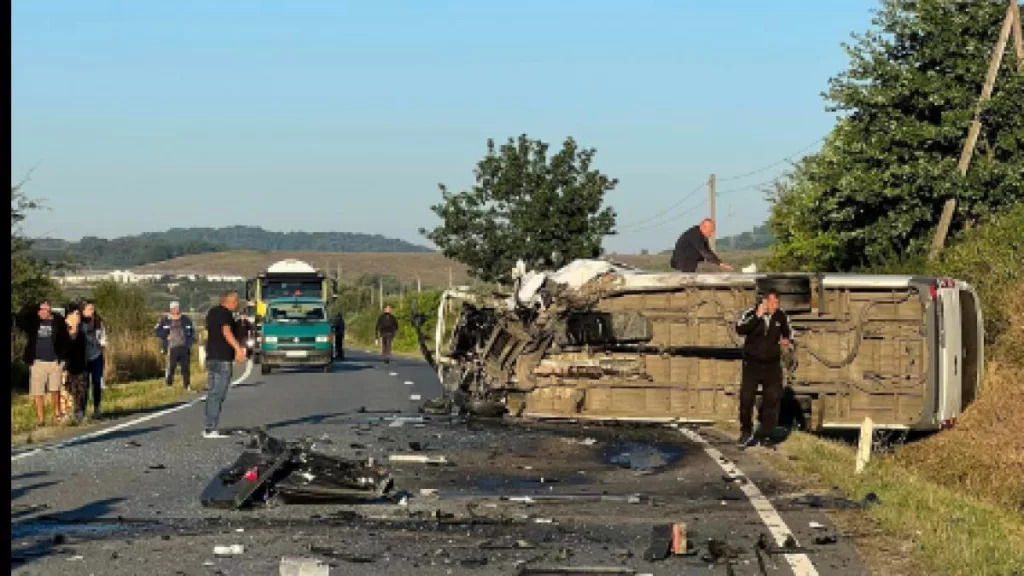 Un microbuz s-a răsturnat în județul Sălaj. Trei persoane, rănite