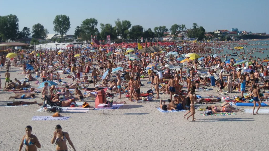Un bărbat a murit înecat la Costinești, alți doi sunt căutați de scafandri
