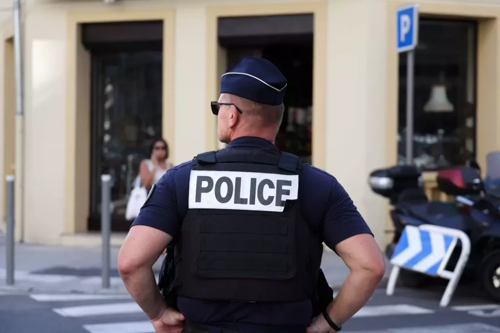 Femeie sechestrată și torturată de soțul ei, eliberată de poliția franceză