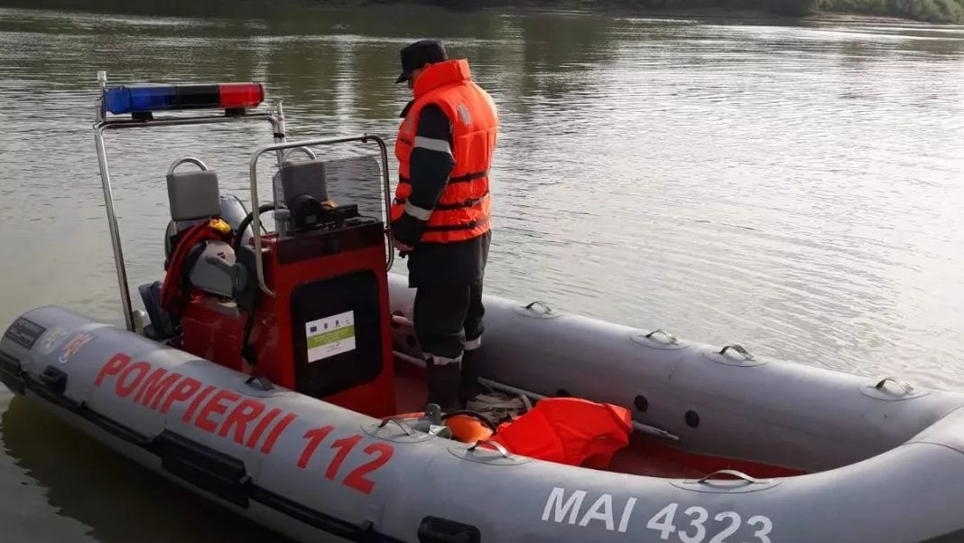 Ambarcațiune condusă de o femeie drogată, răsturnată în Dunăre. În barcă erau 8 persoane